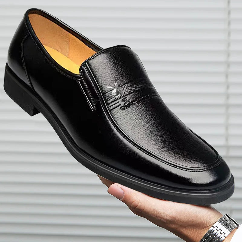 Sapatos sociais masculinos de couro, marca de luxo 2025, mocassins masculinos formais, respiráveis, sem cadarço, sapatos pretos para dirigir, tamanho grande 38-44