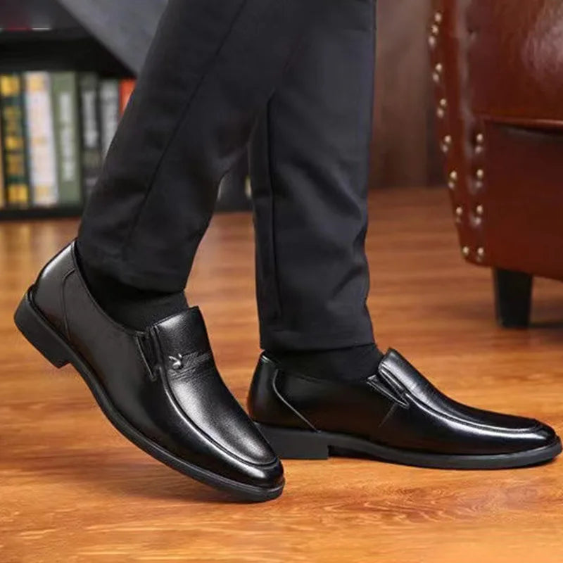 Sapatos sociais masculinos de couro, marca de luxo 2025, mocassins masculinos formais, respiráveis, sem cadarço, sapatos pretos para dirigir, tamanho grande 38-44