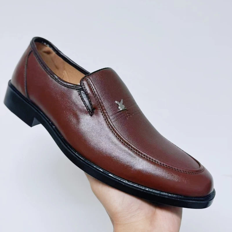 Sapatos sociais masculinos de couro, marca de luxo 2025, mocassins masculinos formais, respiráveis, sem cadarço, sapatos pretos para dirigir, tamanho grande 38-44