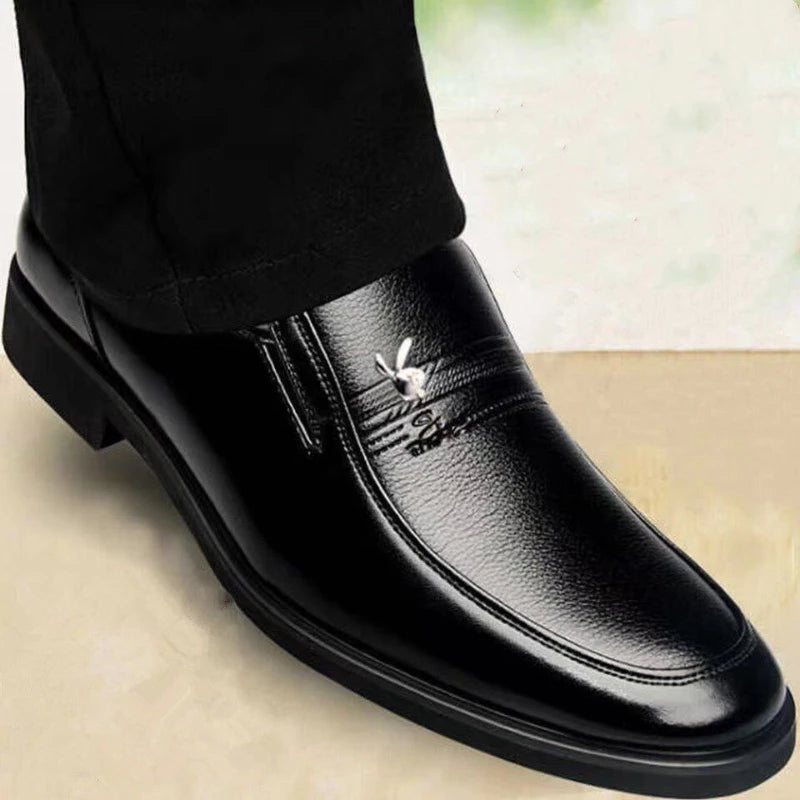 Sapatos sociais masculinos de couro, marca de luxo 2025, mocassins masculinos formais, respiráveis, sem cadarço, sapatos pretos para dirigir, tamanho grande 38-44