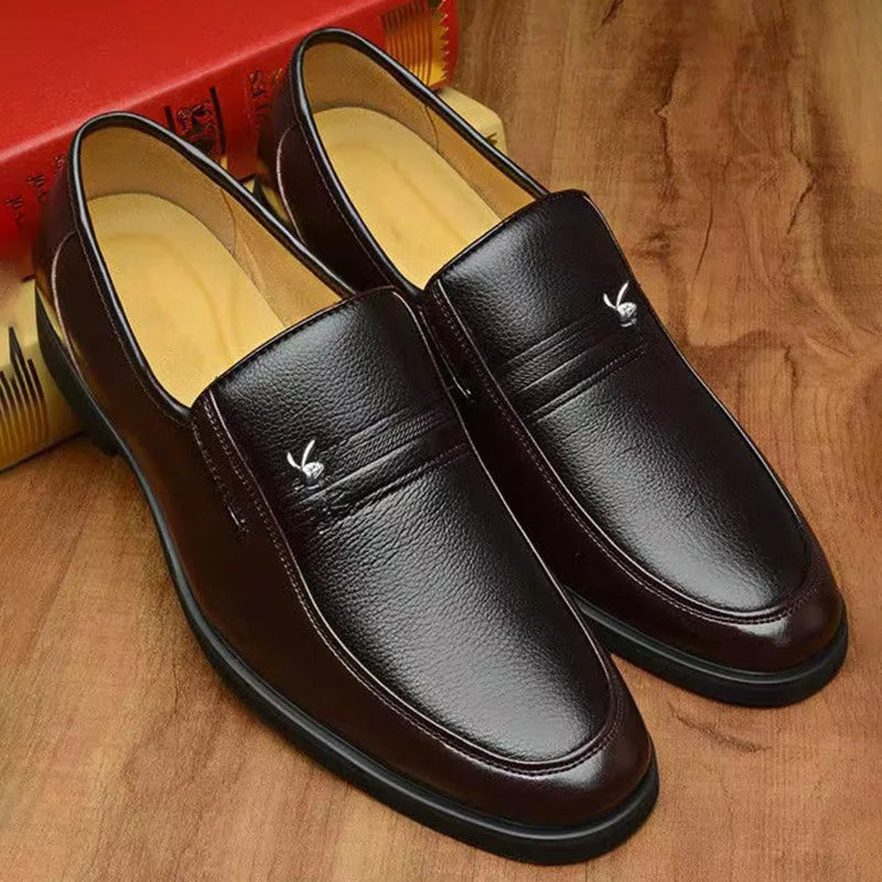 Sapatos sociais masculinos de couro, marca de luxo 2025, mocassins masculinos formais, respiráveis, sem cadarço, sapatos pretos para dirigir, tamanho grande 38-44